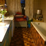 Hans' place...Kitchen-> Left. Bathtub-> Right.